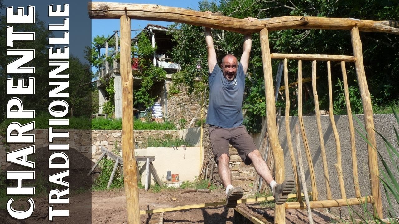 Pergola en bois non équarri partie 1. Initiation à la charpente traditionnelle