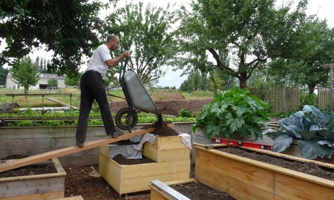 Pour faciliter le remplissage des carrés de potager, vous pouvez utiliser une rampe faites avec un bastaing de charpente.