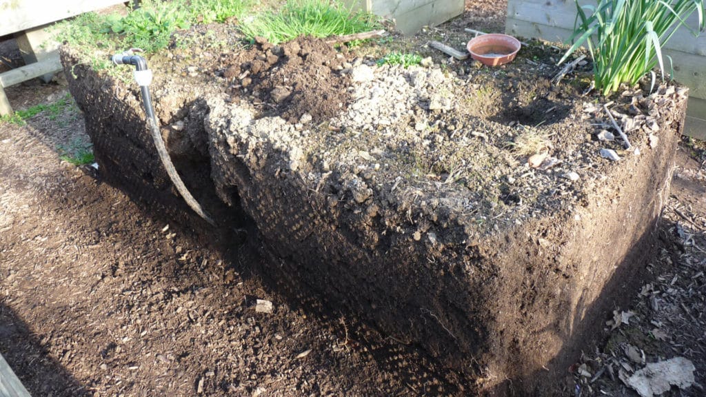 Potager surélevé ouvert. il favorise le drainage et nécessite l'arrosage du potager surélevé