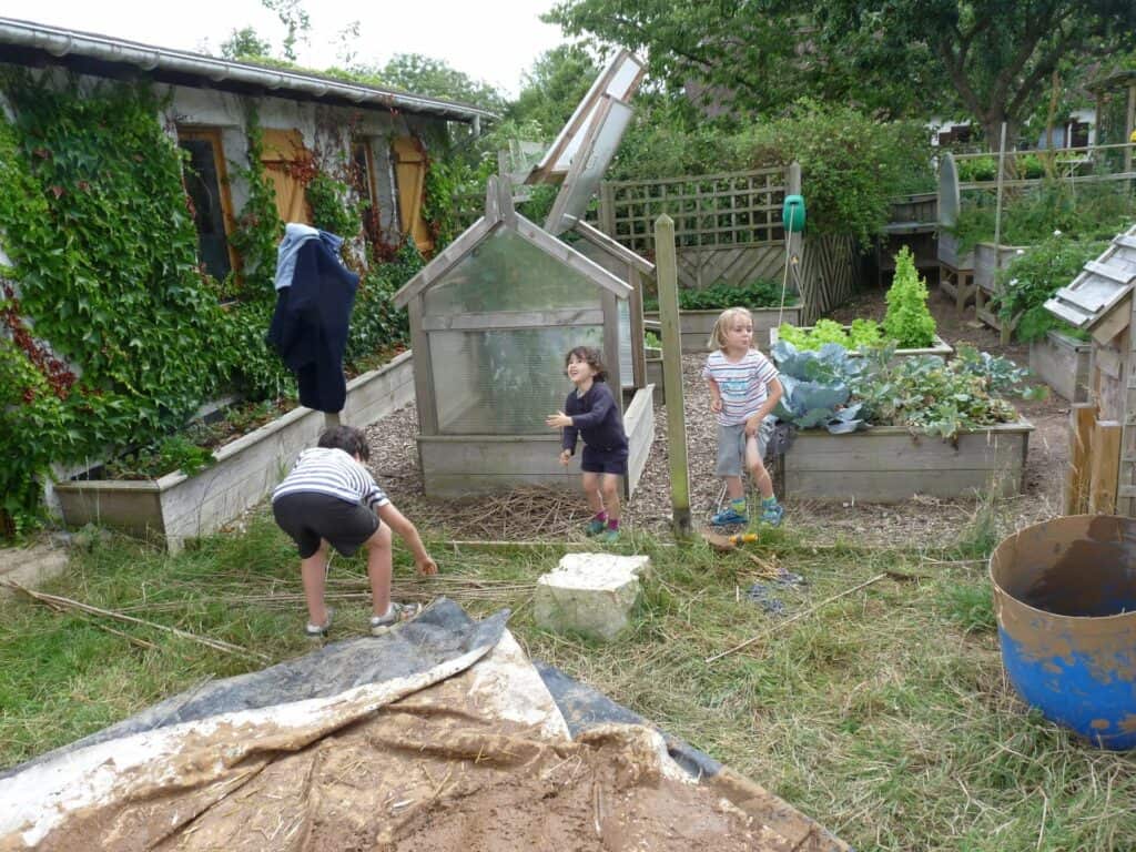 Enfants qui participent à la construction d'un hôtel à insectes