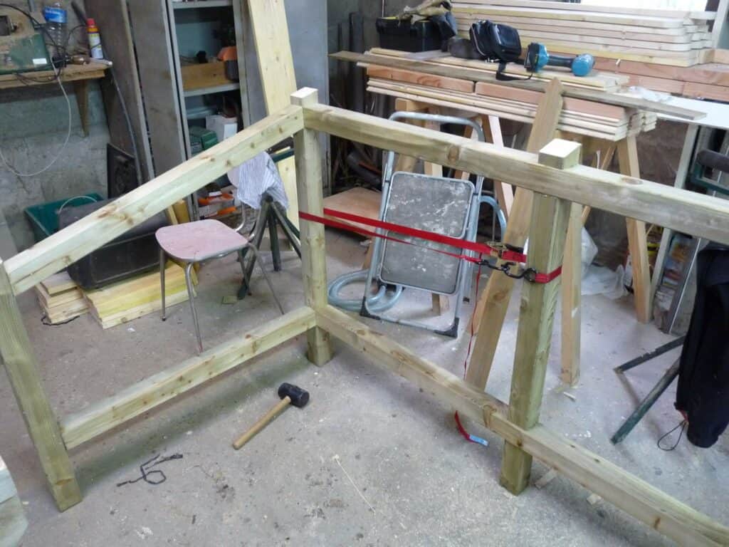 Assemblage de la structure du composteur en bois