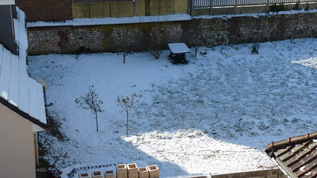 Jardin à 10h la neige recouvre l'ensemble du jardin