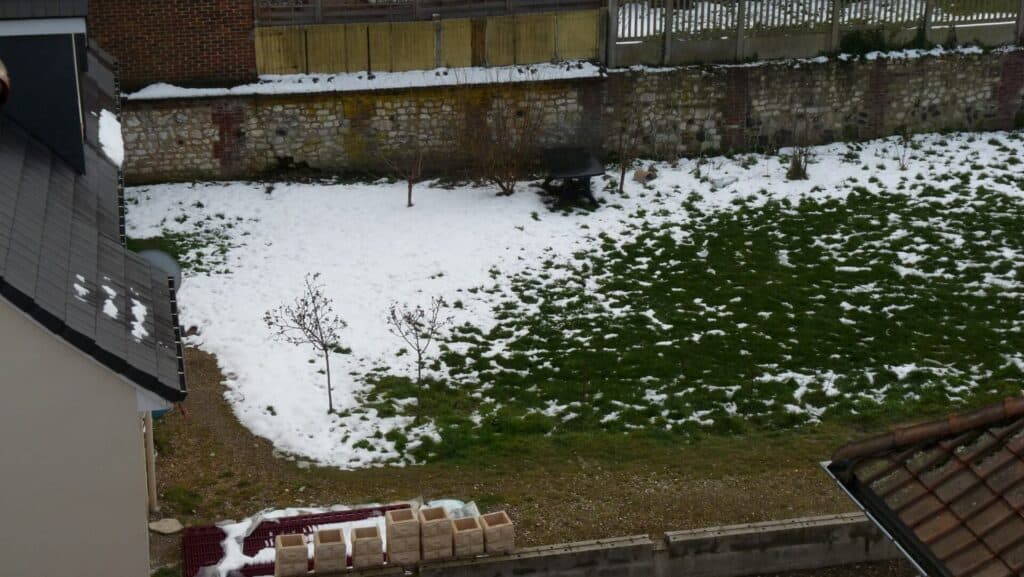 Jardin à 12h La neige fond en priorité sur la zone dégagée