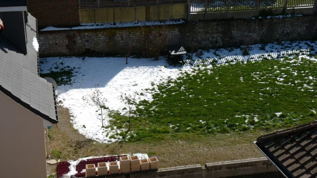 On identifie le microclimat au jardin : il ne faut pas installer le potager dans le coin formé par la maison et le mur.