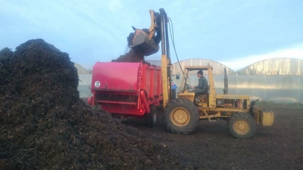 Compost mur de plateforme de compostage pour apporter azote dans le sol du potager
