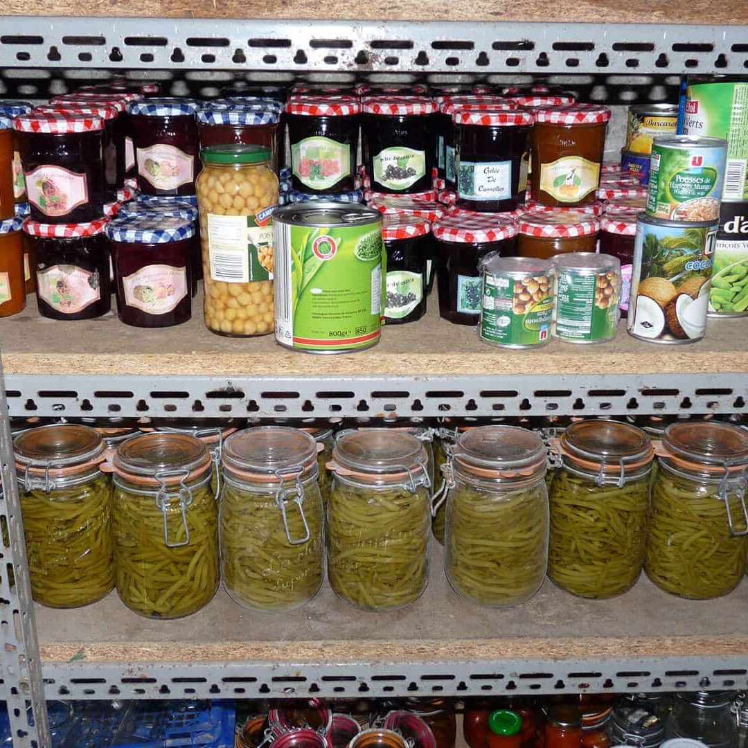 Une cave pleine de conserve